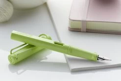 LAMY Safari Fountain Pen - Springgreen (special Edition) -Office Tools Lamy Safari deelite Springgreen 3