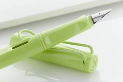 LAMY Safari Fountain Pen - Springgreen (special Edition) -Office Tools Lamy Safari deelite Springgreen 5