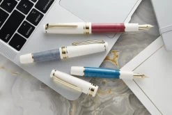 Sailor Pro Gear Slim Mini Rencontre Fountain Pen - Gris Fer -Office Tools Sailor PG Slim Mini BleuCiel BordeauxFonce GrisFer group 1 0f29f0ef aa54 46fa 9271 b34d8b981719